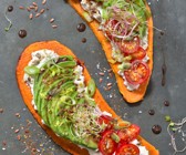 Süßkartoffel-Toasts mit Frischkäse und Avocado