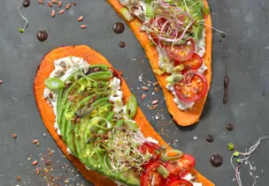Süßkartoffel-Toasts mit Frischkäse und Avocado