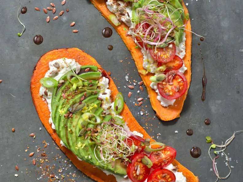 Süßkartoffel-Toasts mit Frischkäse und Avocado