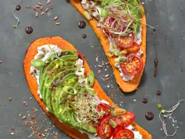 Süßkartoffel-Toasts mit Frischkäse und Avocado