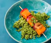 Süßkartoffel-Saté-Spieße auf Korianderreis