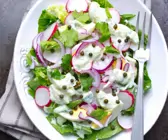 Romanasalat mit Radieschen und Avocado-Joghurtsauce