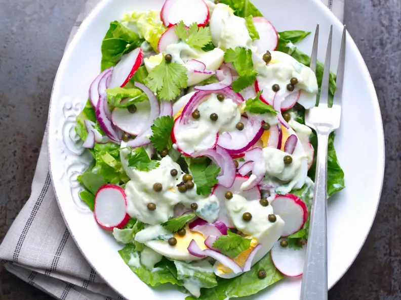 Romanasalat mit Radieschen und Avocado-Joghurtsauce