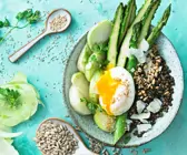 Spargel-Linsen-Bowl mit pochiertem Ei