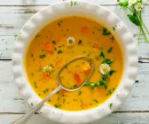 Möhrensuppe mit Gänseblümchen