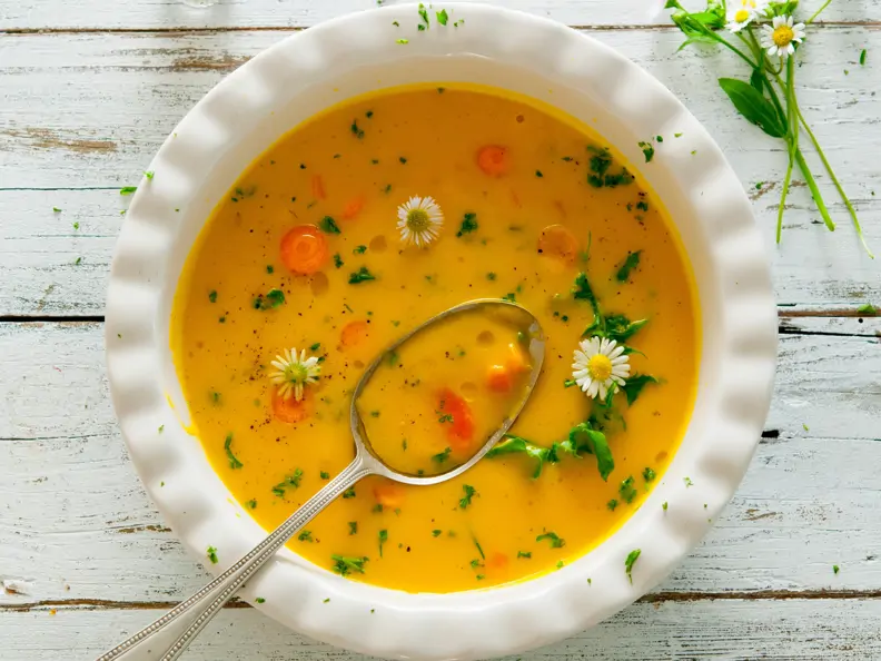 Möhrensuppe mit Gänseblümchen