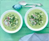 Erbsencremesuppe mit Radieschen und Kräutern