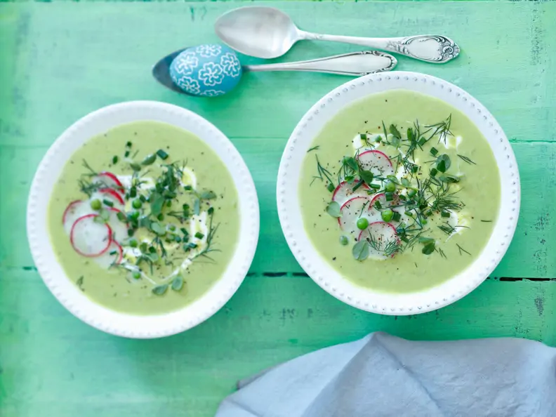 Erbsencremesuppe mit Radieschen und Kräutern