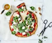 Blumenkohl-Pizza mit Ziegenkäse und Spinat