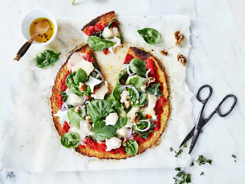 Blumenkohl-Pizza mit Ziegenkäse und Spinat