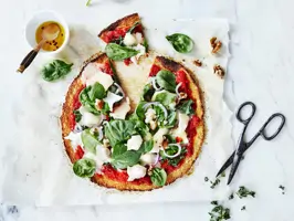 Blumenkohl-Pizza mit Ziegenkäse und Spinat