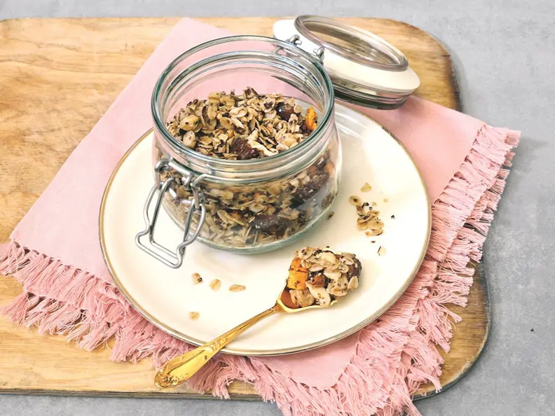Knusper-Müsli mit Mango und Kokosöl