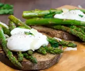 Gegrillter Spargel mit pochiertem Ei