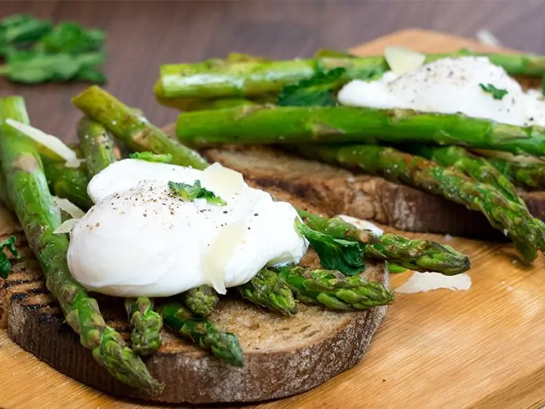 Gegrillter Spargel mit pochiertem Ei