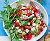Erdbeer-Spargel-Salat mit Feta und Pinienkernen