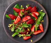 Löwenzahnsalat mit Erdbeeren