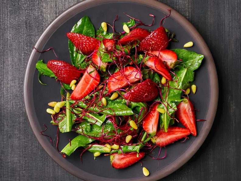 Löwenzahnsalat mit Erdbeeren