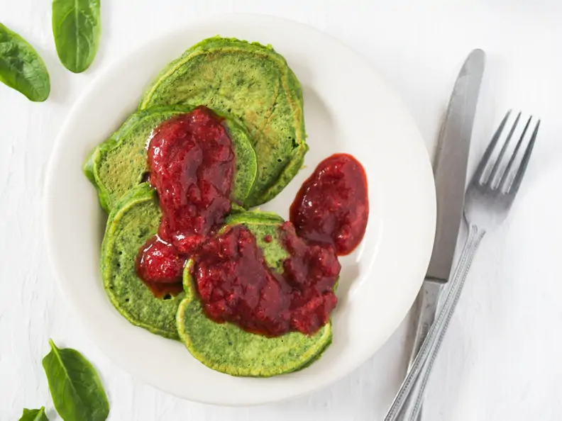 Süße Spinatpfannkuchen mit Erdbeersauce
