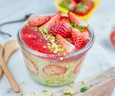 Chia-Pudding mit Erdbeeren, Minze und Pistazien