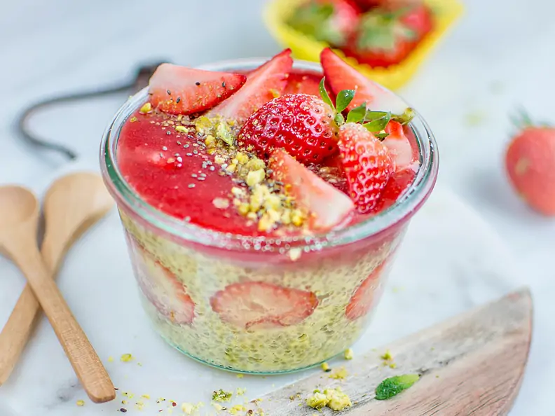 Chia-Pudding mit Erdbeeren, Minze und Pistazien