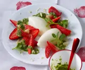 Buttermilch-Mousse mit Erdbeeren und Nuss-Pesto