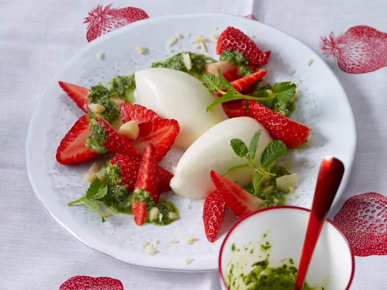 Buttermilch-Mousse mit Erdbeeren und Nuss-Pesto