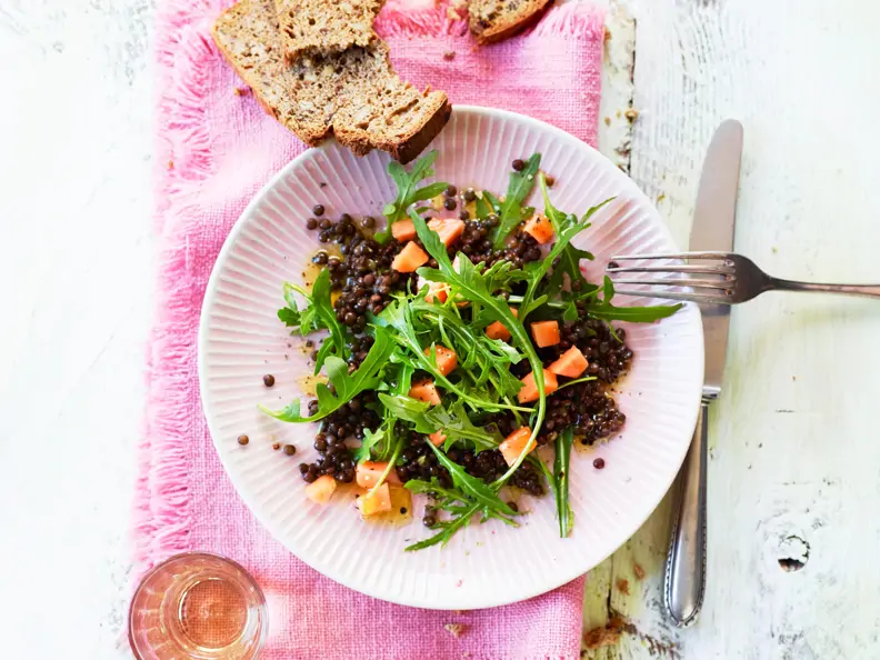 Rucola-Belugalinsen-Salat mit Papaya