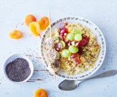 Hirse-Bowl mit Trauben und Bananenspießen