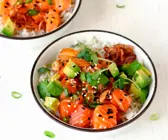 Poké-Bowl mit Avocado und Reis