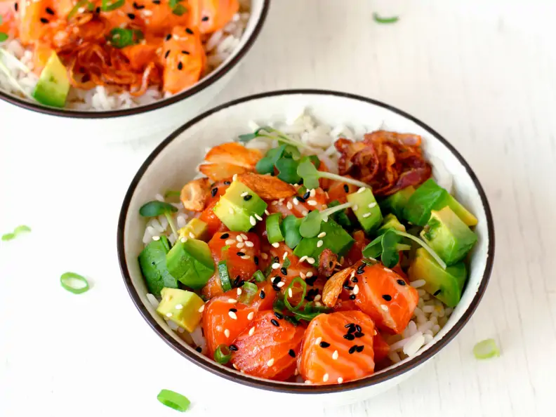 Poké-Bowl mit Avocado und Reis