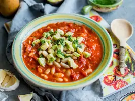 Bohnen-Tomaten-Eintopf mit Avocado und Pesto