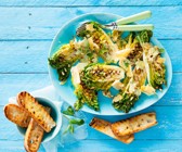 Gegrillter Romanasalat mit Minz-Dressing