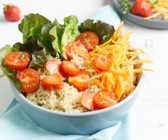 Quinoa-Bowl mit Erdbeer-Dressing