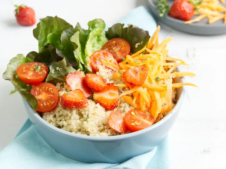 Salat-Bowl mit Quinoa und Erdbeer-Dressing