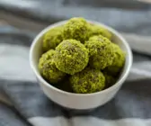 Pistazien-Feigen-Energiebällchen