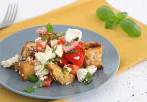 Tomaten Brotsalat mit Oliven und Feta 