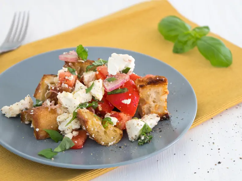 Tomaten Brotsalat mit Oliven und Feta 
