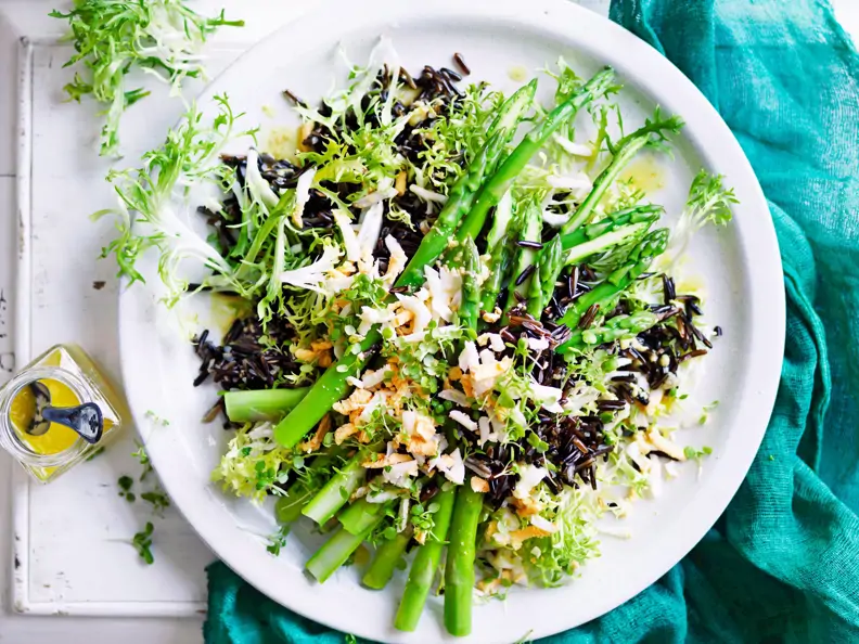 Wildreissalat mit Spargen und Eier-Dressing