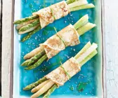 Spargel im Crêpe-Mantel