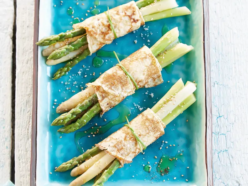 Spargel im Crêpe-Mantel