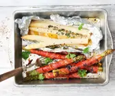 Grüner und weißer gegrillter Spargel