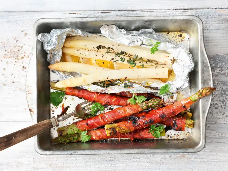 Grüner und weißer gegrillter Spargel