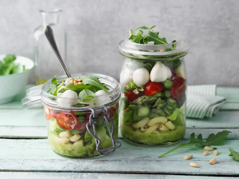 Grüner Spargel-Nudel-Salat im Glas