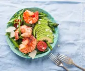 Spargel-Bowl mit Garnelen und Avocado