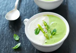 Grünweiße Spargelcremesuppe