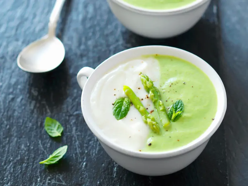 Grünweiße Spargelcremesuppe