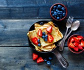 Crêpes mit Blaubeeren und Erdbeeren