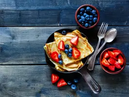 Crêpes mit Blaubeeren und Erdbeeren