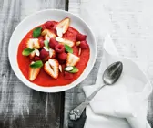 Obstsalat auf Beeren-Smoothie