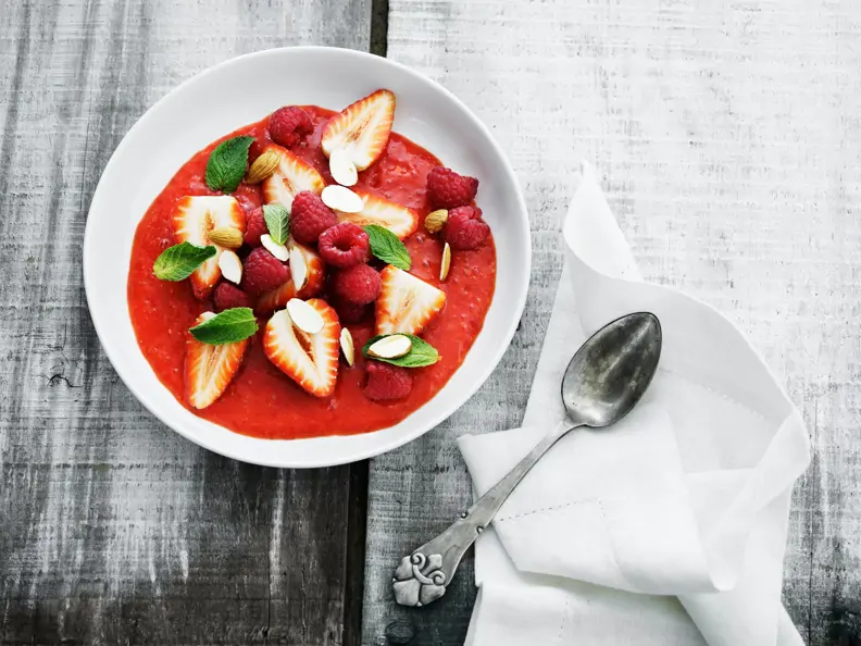 Obstsalat auf Beeren-Smoothie
